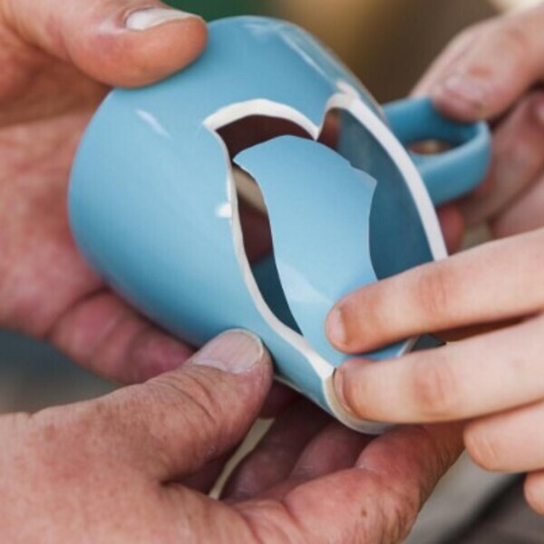 hellblaue zerbrochene Tasse reparieren