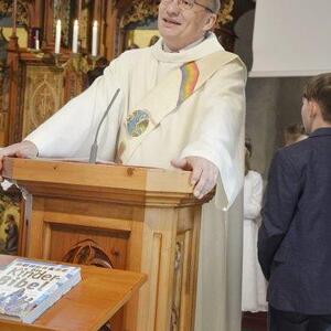 Religionslehrer Diakon Martin Rögner leitet die Feier ein.