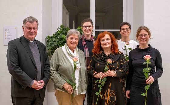 Bischof Manfred Scheuer und der neu gewählte Vorstand der Frauenkommission