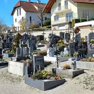 Gräber am Friedhof in Maria Neustift