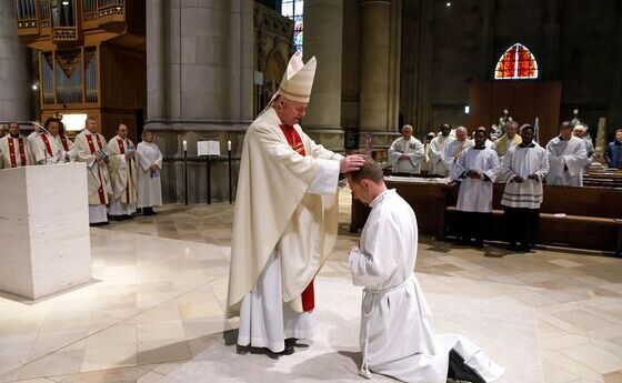 Bischof Manfred Scheuer spendet durch Handauflegung und Gebet das Sakrament der Diakonenweihe.
