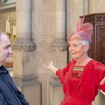 Andrea Gschwendtner ist bewegt von der Botschaft des Pfingstaltars.