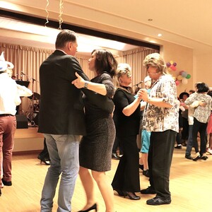 Föhnfarisur trifft Schulterpolster - Das Motto dieses Festes