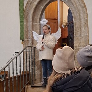 Der Engel verkündet den Hirten die frohe Botschaft.