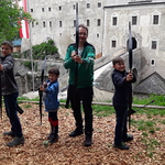 Vater und Kinder beim Bogenschießen auf der Burg Altpernstein