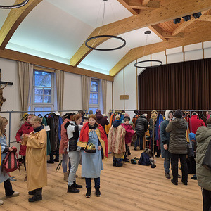 Gewandausgabe im Pfarrsaal