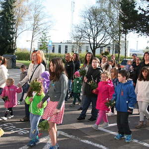 Palmweihe vor der Kirche