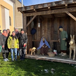 Das KInderliturgieteam mit Günter Kaiser beim Aufstellen der Krippe