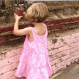 Kind baut an einer Steinmauer. © anitapeppers/morguefile.com