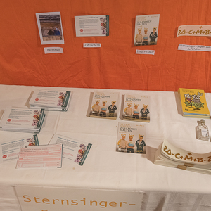 Segenspickerl, Infofolder, Weihwasser und Zahlscheine stehen auf einem Tisch bereit