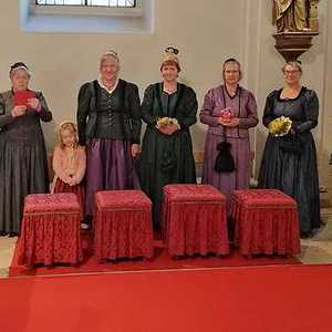 Auch die Goldhaubengruppe verschönerte das Fest.