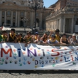 Begeisterte MinistrantInnen auf dem Petersplatz in Rom
