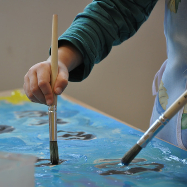 Kind malt mit Pinsel