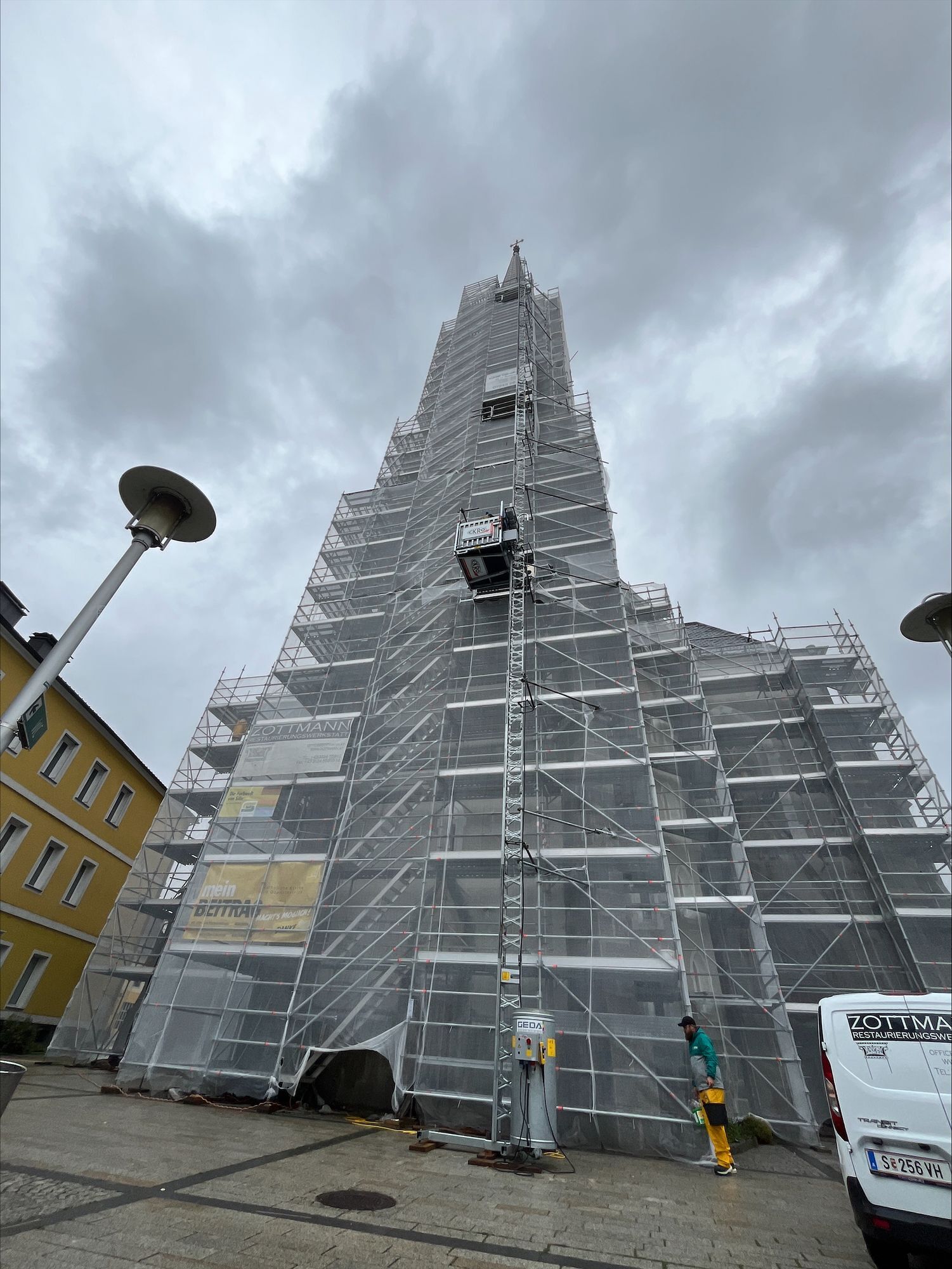 Restaurator Zottmann f?hrt Steinrestaurierung, Putzsanierung und Malerarbeiten durch, geplante Fertigstellung: Mitte September 2025. Die Ger?stung der Fa. Dietz  ist 50m hoch und perfekt ausgef?hrt.