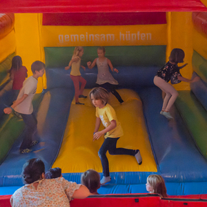 Die Hüpfkirche war ein Highlight des Festes; sie wurde witterungsbedingt im Pfarrsaal aufgestellt.