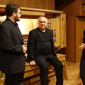Locker im Gespräch vor dem Konzert: Domorganist Kreuzhuber und seine beiden Registranten Florian Zethofer und Renate Preishuber