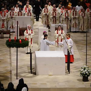 Anzünden der Lichter am Altar