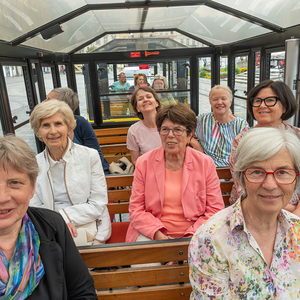Ausflug der Alt-Sängerinnen des Kirchenchores Kirchdorf an der Krems anlässlich des 80. Geburtstages von Christa StrutzenbergerFoto: Stadtrundfahrt mit dem gelben Zug