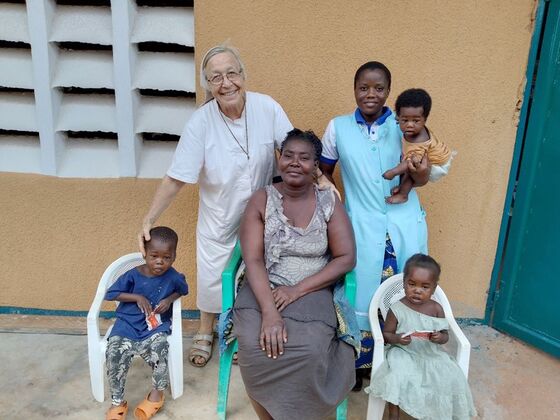 Sr. Friederika und eine Mitarbeiterin mit einer Mutter und ihren Kindern, die vom Centre DREAM betreut werden