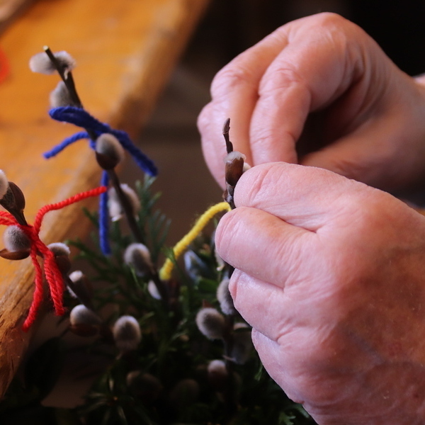 Hände binden Palmbesen