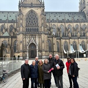 Bischof Manfred Scheuer mit Mitgliedern des Kollegiums, Caritasdirektor Stefan Pimmingstorfer, Bereichsleiterin Edeltraud Addy-Papelitzy