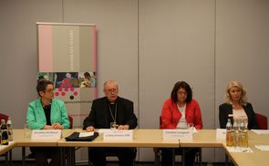 V. l.: Mag.a Dorothea Dorfbauer, Bischof Dr. Ludwig Schwarz, Pressekonferenz in Linz zum Tag der Arbeitslosen.