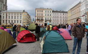 Flashmob auf dem Linzer Hauptplatz für menschenwürdige Flüchtlingsquartiere
