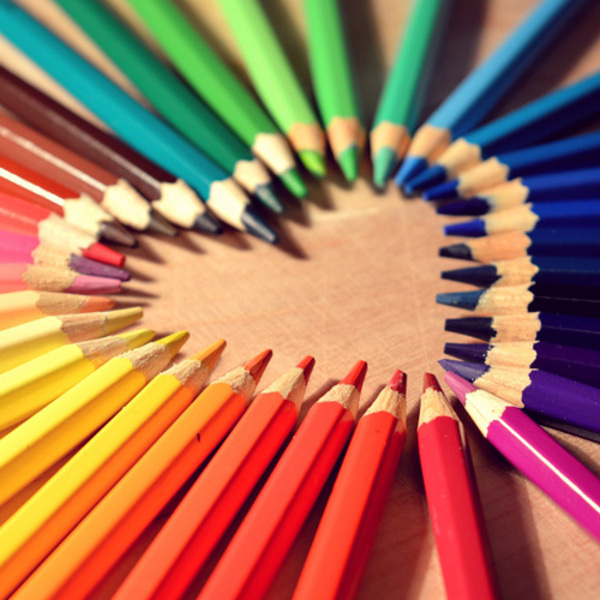 buntes Herz aus Farbstiften