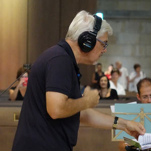 Gerald Kraxberger mit Kopfhörern (!) bei der Probe für den Raumklang 2018 im Linzer Mariendom