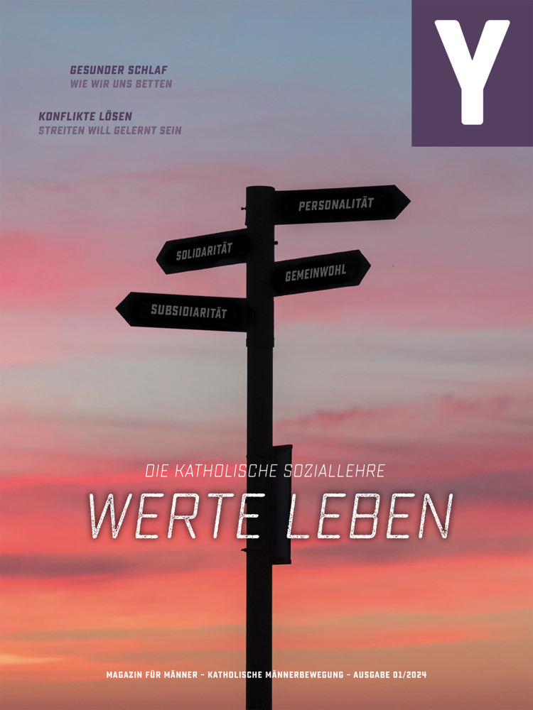 Das Cover von Ypsilon 1/2024 zeigt einen Wegweiser mit den vier Prinzipien der Katholischen Soziallehre