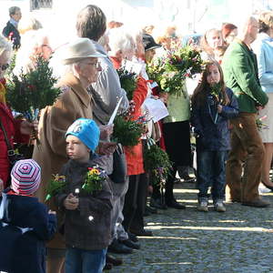 Palmweihe vor der Kirche