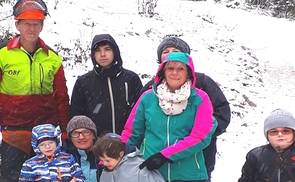 Den Weg des Adventkranzes nachgehen, vom Wald bis in die Kirche.