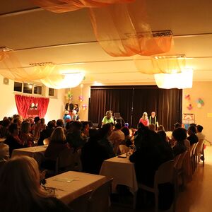 Föhnfarisur trifft Schulterpolster - Das Motto dieses Festes