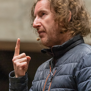 Kabarettist Thoma Franz-Riegler in der Ennsleitner Kirche