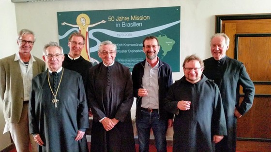 Abt Ambros Ebhart (2. v. l.) mit den Missionaren Martin Mayr, P. Daniel Sihorsch, P. Gerhard Lang, Christian Mayr, P. David Bergmair, P. Arno Jungreithmair / © OSB_Kremsmünster Abt Ambros Ebhart (2. v. l.) mit den Missionaren Martin Mayr, P. Daniel Sihorsch, P. Gerhard Lang, Christian Mayr, P. David Bergmair, P. Arno Jungreithmair