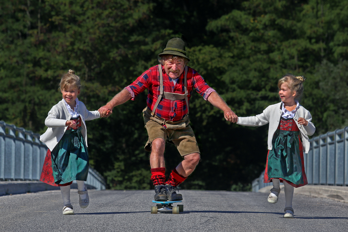 Estelle und Victoria lernen ihrem Opa das Skatebaordfahren