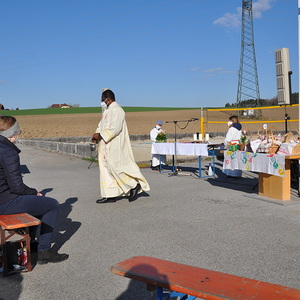 Am Vorplatz der Mehrzweckhalle