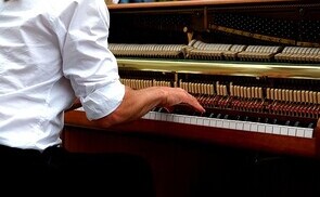 Umfangen von Licht, Klang und Wort