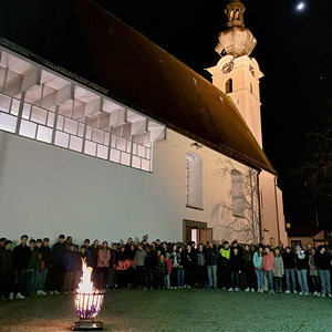 Am Kirchenplatz werden die 'Schuldscheine' feierlich verbrannt