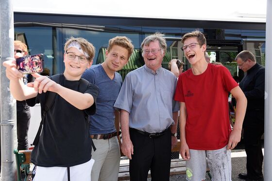 Selfie mit Bischof Manfred Scheuer und Jugendlichen bei einer Begegnung im Rahmen der Dekanatsvisitation in Freistadt