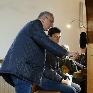 Wolfgang Kreuzhuber mit einem Teilnehmer beim Ökumenischen Orgelseminar in Ungenach