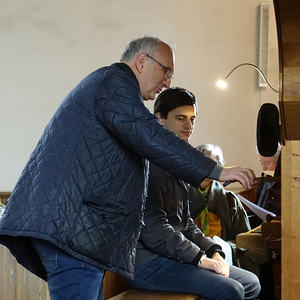 Wolfgang Kreuzhuber mit einem Teilnehmer beim Ökumenischen Orgelseminar in Ungenach