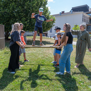 Spielerisch entdecken die Kinder zentrale Botschaften der BibelBild: Gruppe aus Kirchdorf an der Krems beim Balkenspiel. Die Kinder erleben beim Bewegen über Holzbalken: Gemeinsames Handeln, achtsames Miteinander, Vertra