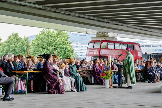 Festgottesdienst und Junia-Fest unter der Eisenbahnbrücke mit Bischof Manfred Scheuer / © Diözese Linz / Johannes Kienberger Predigt Bischof Manfred Scheuer