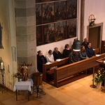 Blick vom Chor auf Generalvikar Lederhilger bei der Predigt 