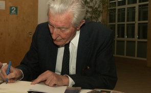 DDr. Günter Rombold beim Signieren seiner 2008 erschienen Autobiografie