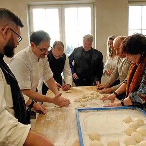 Besuch des Bischofs in der Kremstaler Hofbaeckerei der Familie Resch