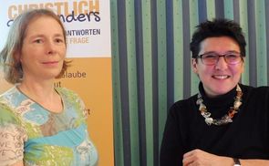 Moderatorin Lucia Göbesberger mit der Referentin des Sozialstammtisches, Sonja Ablinger