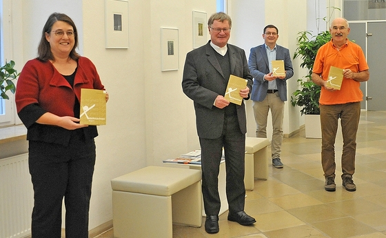 Pastoralamtsdirektorin Gabriele Eder-Cakl, Bibelwerk-Leiter Franz Kogler und KirchenZeitungs-Chefredakteur Heinz Niederleitner überreichten Bischof Manfred Scheuer die erste Ausgabe von „Weihnachten feiern“