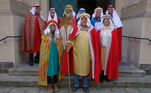 Gruppenbild vor der Pfarrkirche                               